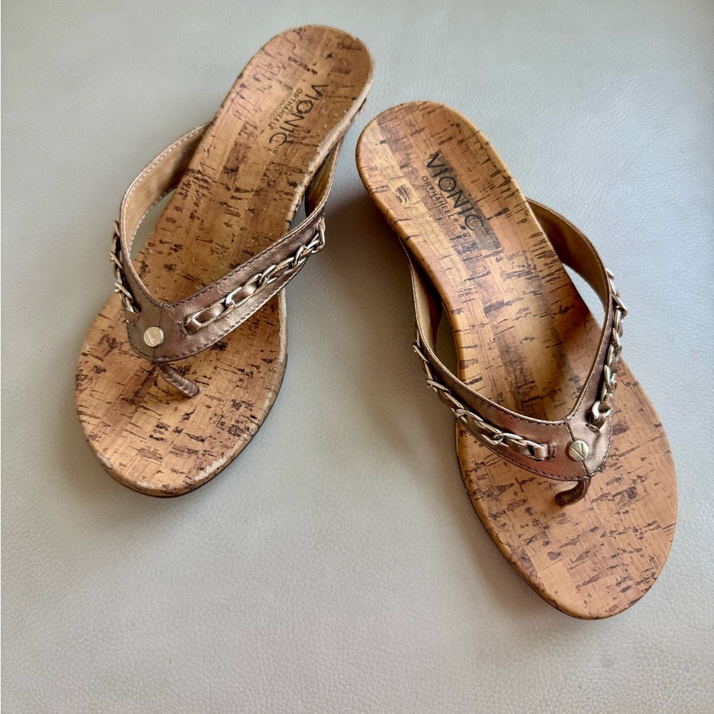 Vionic Gold/Bronze Cork-Look Sandal With Wedge Heel. Gold Chain Detail. 8 M
